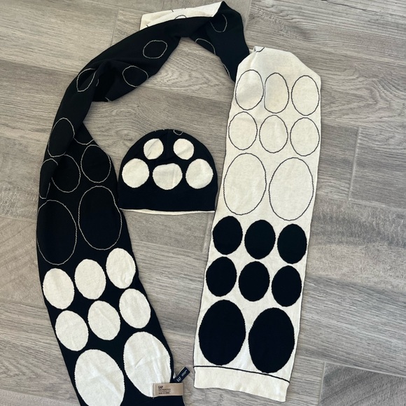 Black & ivory reversible hat & scarf set (Gap) like new - Picture 1 of 6